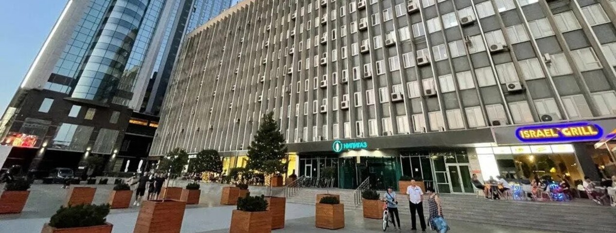 Офис Альтари Финанс в Краснодаре: новое местоположение для удобства клиентов Офисное здание, в котором расположен новый офис Альтари Финанс в Краснодаре.